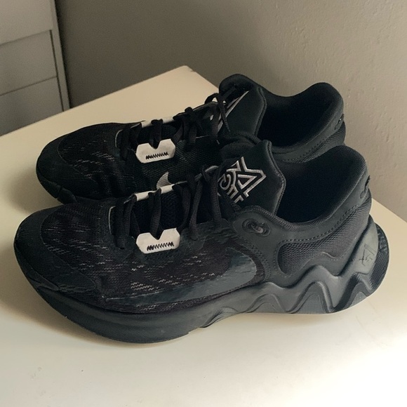 Nike Men’s Black Giannis Immorality 2 Athletic Shoes Size 7 1/2 - Picture 1 of 10
